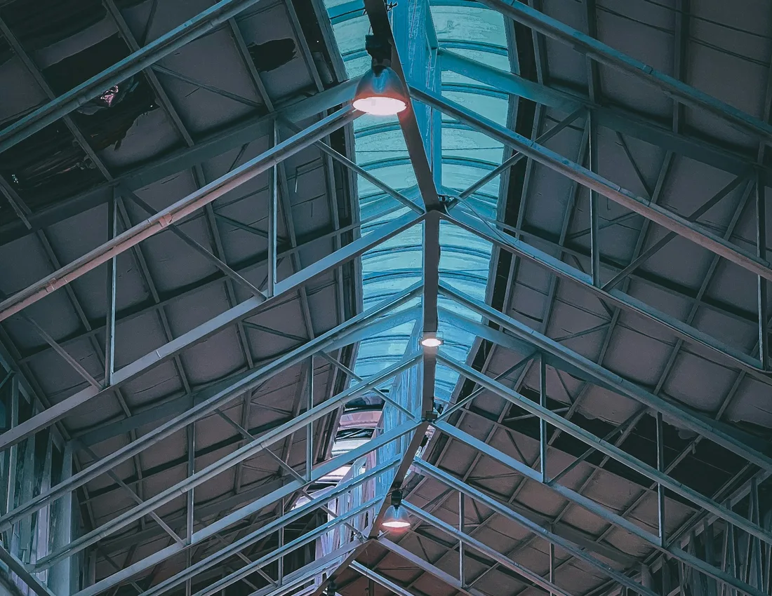 Charpente métallique sous une toiture vitrée, photographie d’illustration